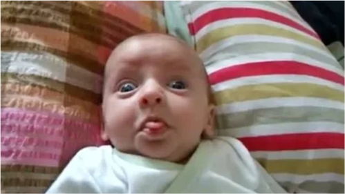 萌娃被叫名字秒变表情帝，妈妈笑称 这演技是祖传的吗？